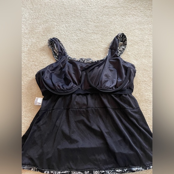 Lands End Swimsuit Top with Build in Bra - Size: 22W - Picture 5 of 8